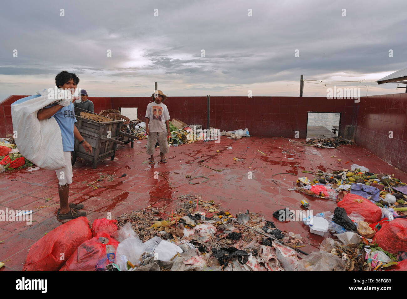 Garbage dump in Balikpapan, East Kalimantan, Borneo, Indonesia, Southeast Asia Stock Photo