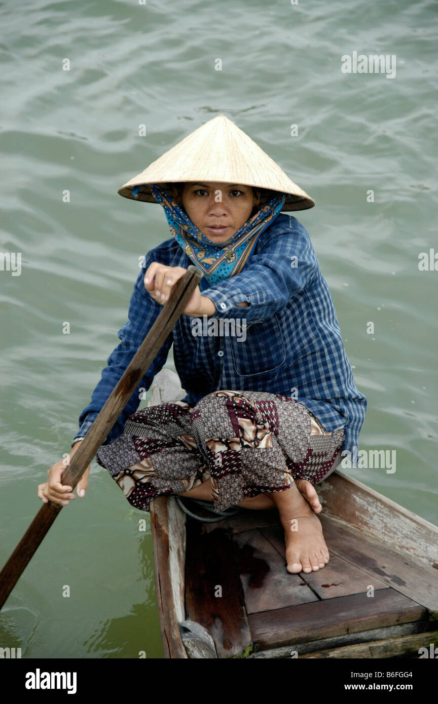 cone shaped hat rows a boat Hoi An 