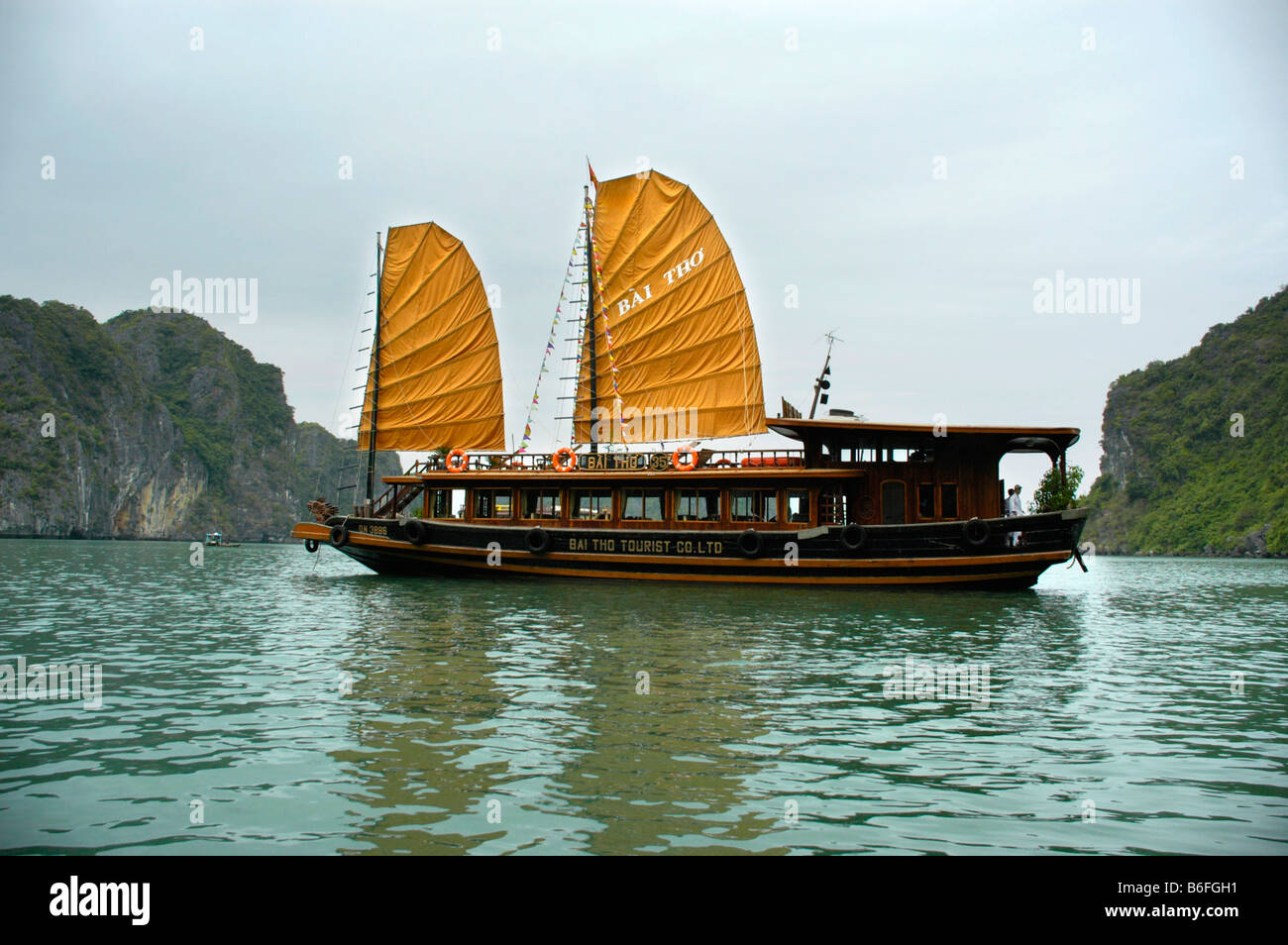 Sailing ship, junk, Ha Long Bay, Vietnam, Southeast Asia Stock Photo
