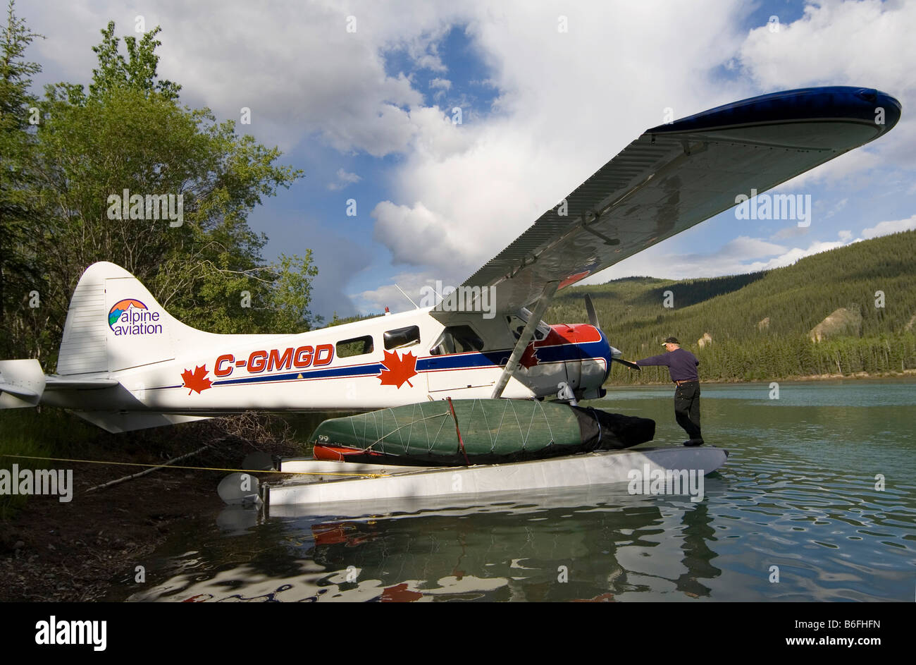 Loading the legendary de Havilland Canada DHC-2 Beaver, float plane, bush plane, Yukon River, Teslin River, Hootalinqua, Yukon  Stock Photo