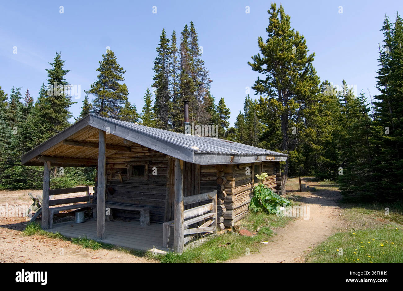 Old log cabin at the historic town side of Lindeman City, Chilkoot ...