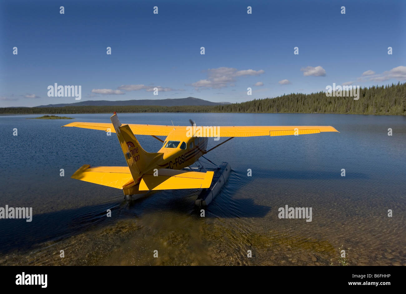 Taxiing float plane, bush plane, Cessna 206, Caribou Lakes, Liard River, British Columbia, Yukon Territory, Canada, North Ameri Stock Photo