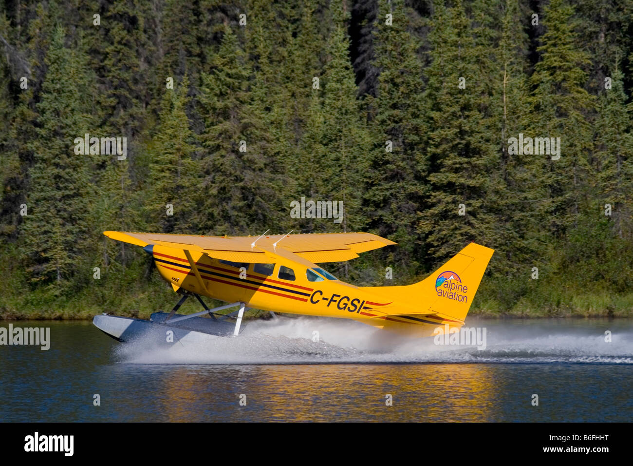 Starting float plane, bush plane, Cessna 206, Caribou Lakes, Liard River, British Columbia, Yukon Territory, Canada, North Amer Stock Photo