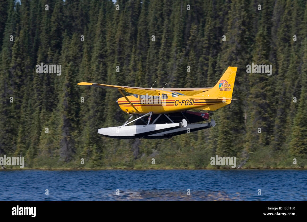 Landing float plane, bush plane, Cessna 206, Caribou Lakes, Liard River, British Columbia, Yukon Territory, Canada, North Ameri Stock Photo