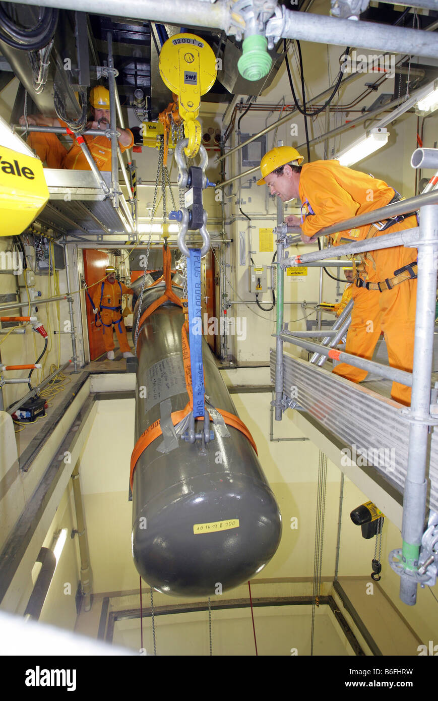 Dismantling work on heat exchanger in the control area of the atomic energy reactor at Muelheim-Kaerlich, Rhineland-Palatinate, Stock Photo