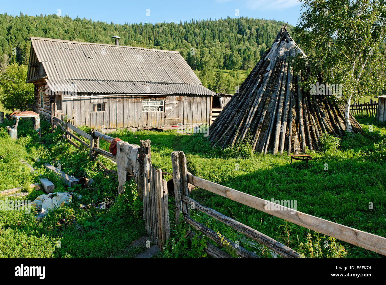 Ail, historic hut of the Altai people and a siberian farmhouse, Anos, Katun Valley, Altai Republic, Siberia, Russia, Asia Stock Photo