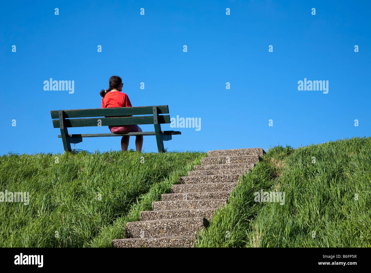 Woman sitting on steps hi-res stock photography and images - Alamy