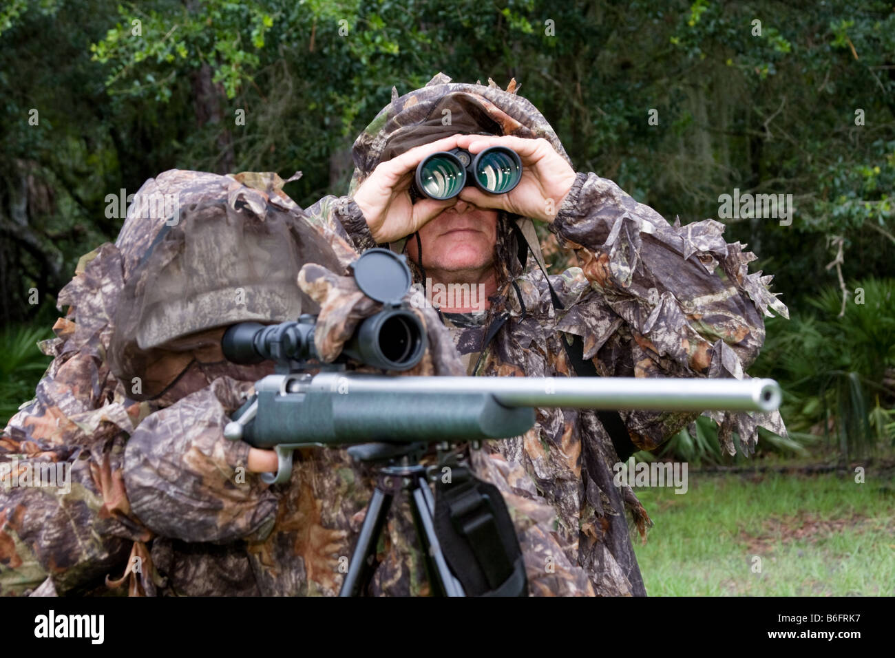 Hunter Dig Two Rifles Two trigger rifle hi-res stock photography and images - Alamy