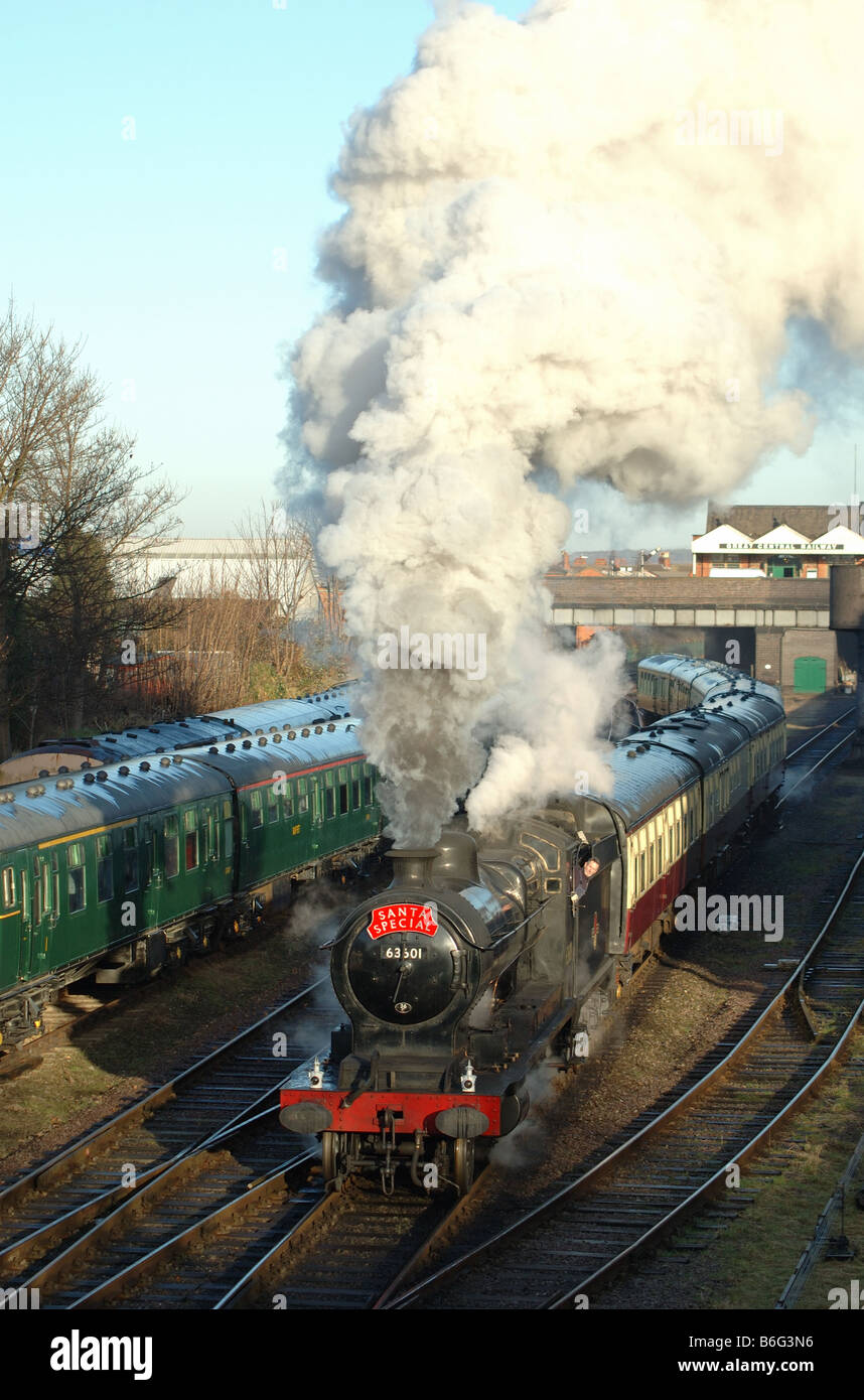 steam train departing Loughborough Central station on the Great Central