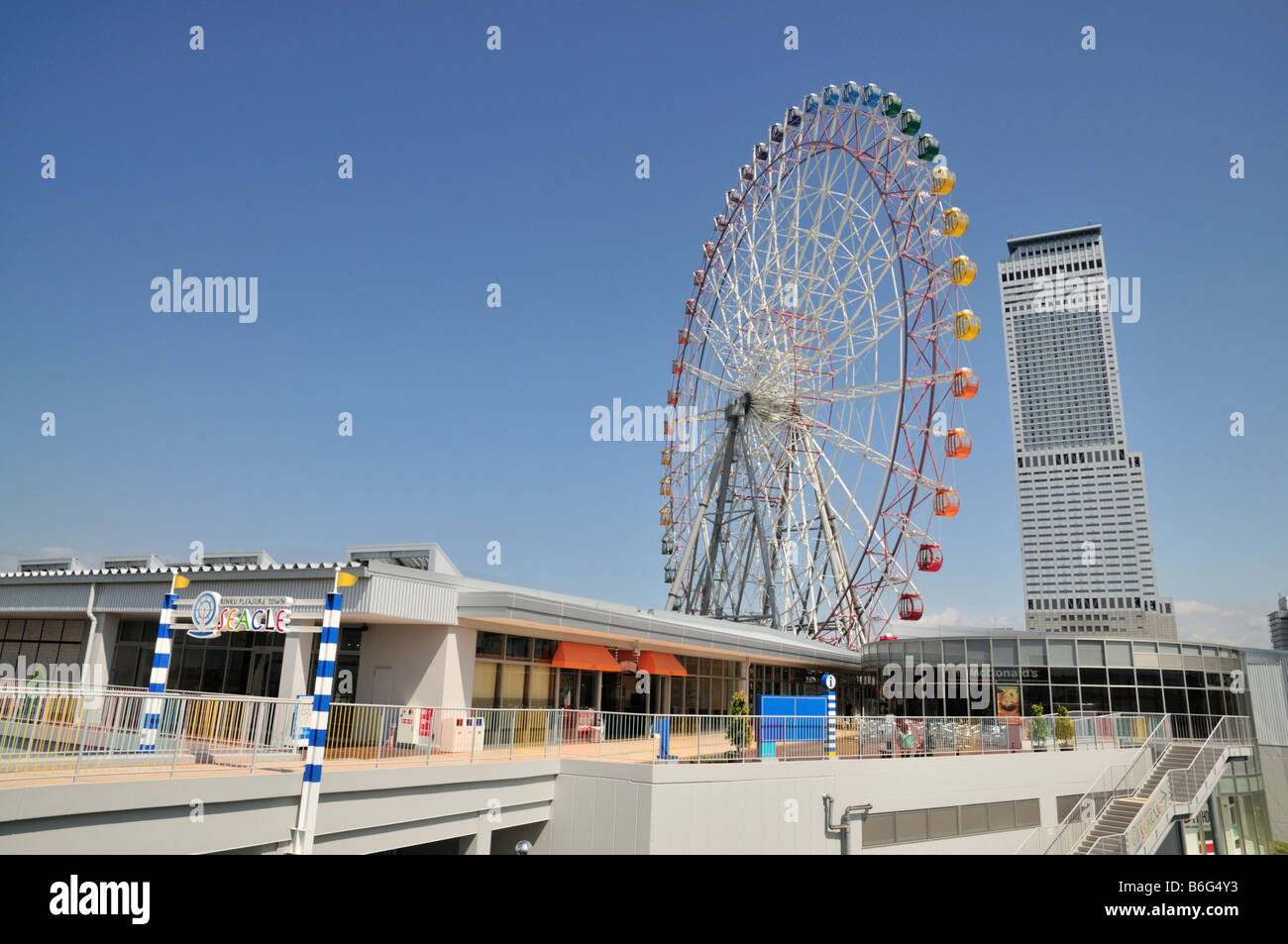 Seacle Rinku Pleasure Town Outlet Mall with ferris wheel with coloured capsules and Ana Tower Gate Hotel, Osaka, Japan Stock Photo