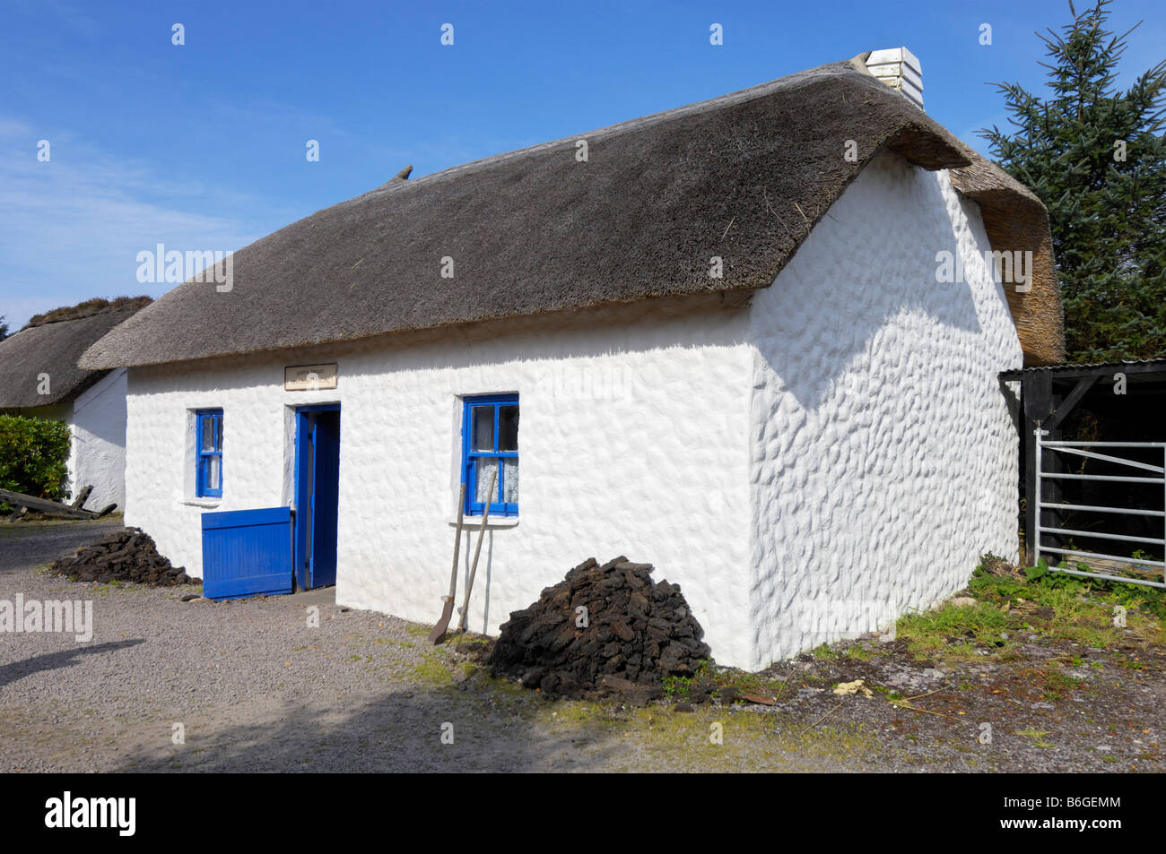 Traditional irish cottage hi-res stock photography and images - Alamy