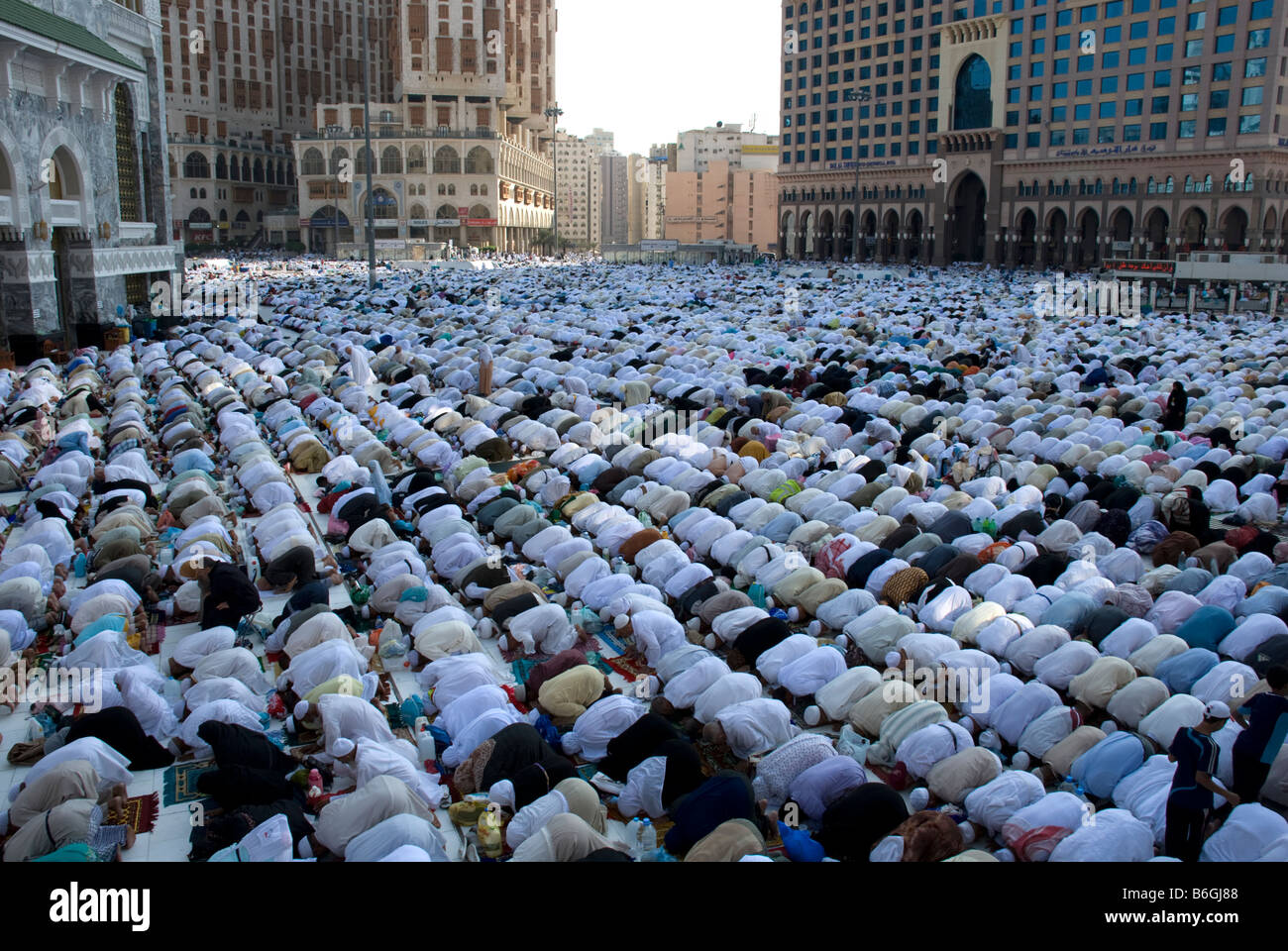 Pilgrims prostrating and praying the afternoon prayer asr in congregation just outside Masjid al Haram (Kaaba/Kaba) Makkah Saudi Arabia Stock Photo