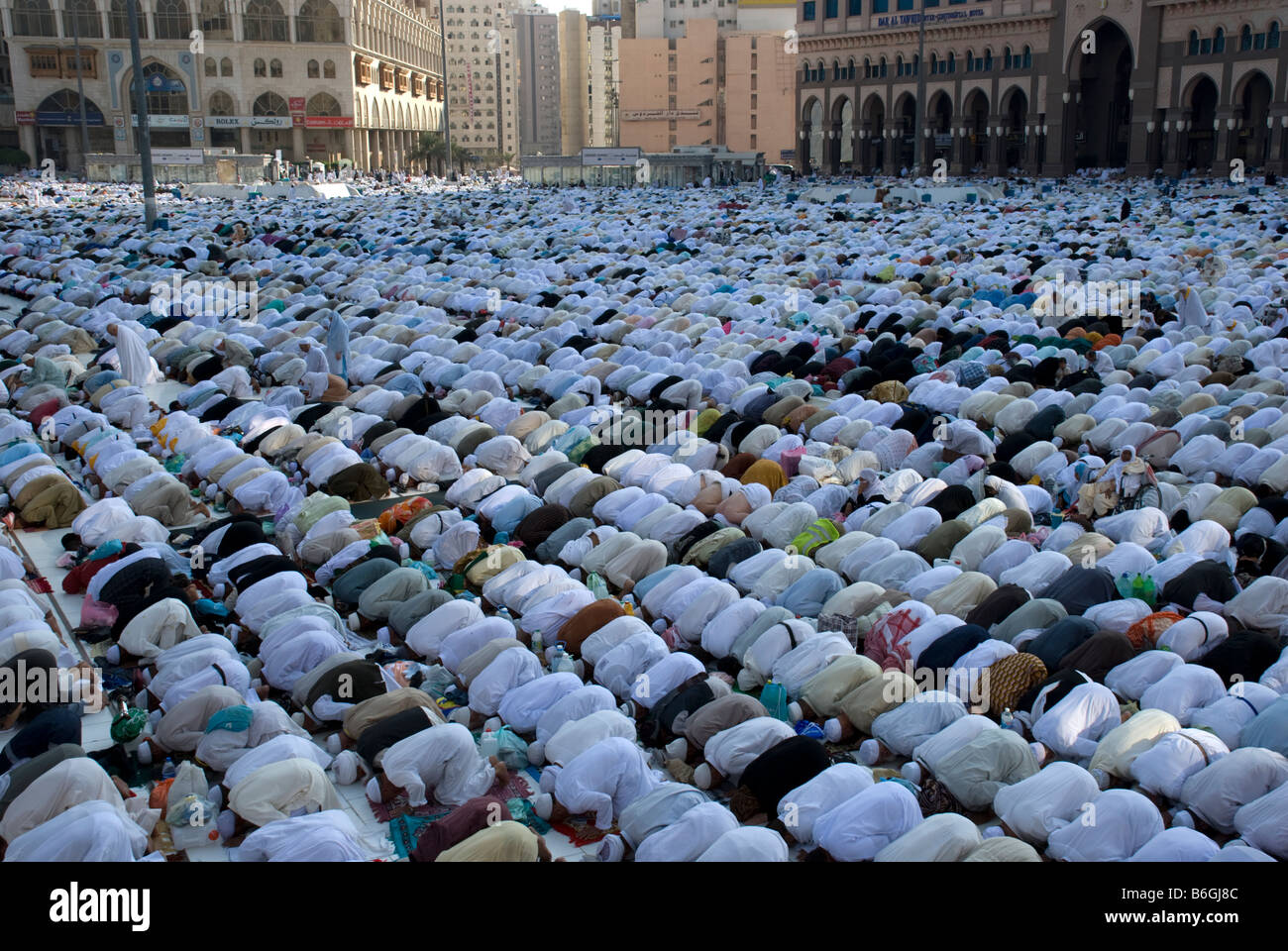 Pilgrims prostrating and praying the afternoon prayer asr in congregation just outside Masjid al Haram (Kaaba/Kaba) Makkah Saudi Arabia Stock Photo