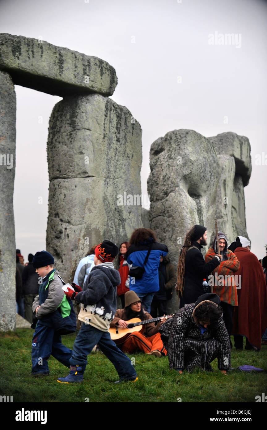 VISITORS TO STONEHENGE CELEBRATE THE WINTER SOLSTICE WILTSHIRE UK Stock ...