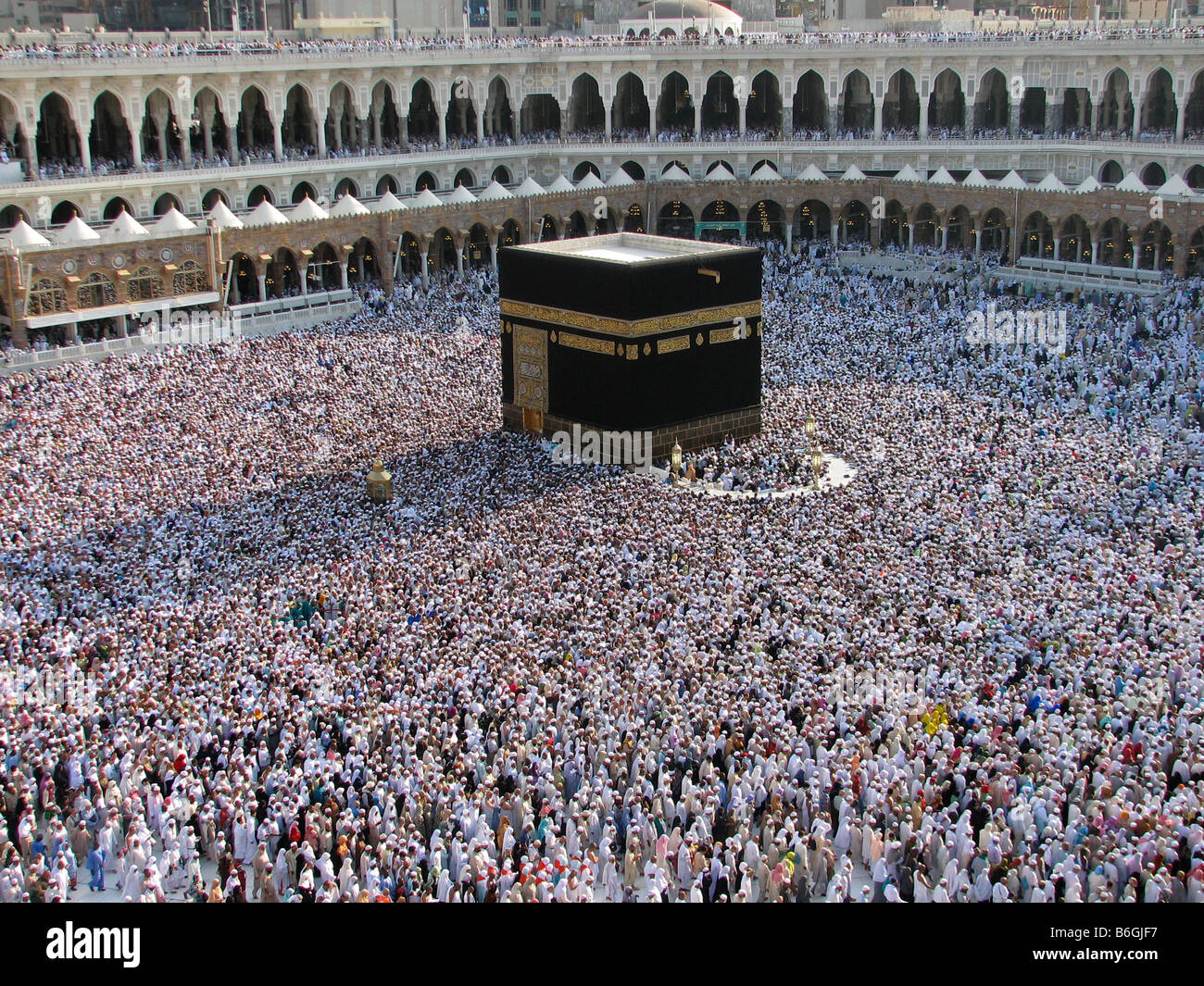 Pilgrims circumambulating the Kaba in Masjid al Haram a few days after the days of hajj in 2007 Makkah Saudi Arabia Stock Photo