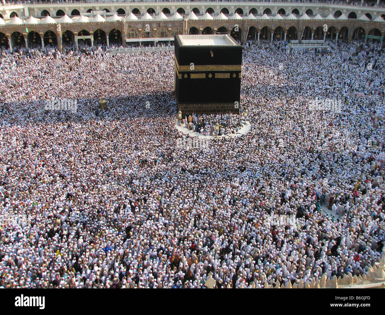 Pilgrims circumambulating the Kaba in Masjid al Haram a few days after the days of hajj in 2007 Makkah Saudi Arabia Stock Photo