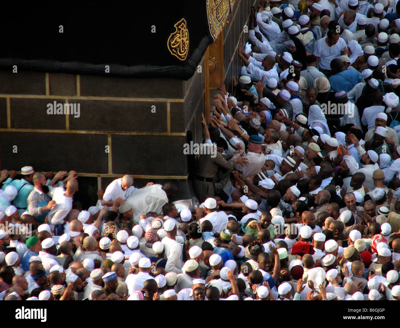 Pilgrims lining up against wall of the Kaba trying to get to the corner where the black stone from paradise Makkah Saudi Arabia during Hajj 2007 Stock Photo
