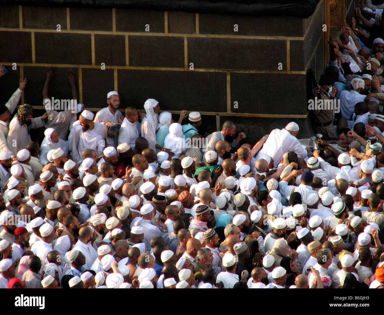 Pilgrims lining up against wall of the Kaba trying to get to the corner ...