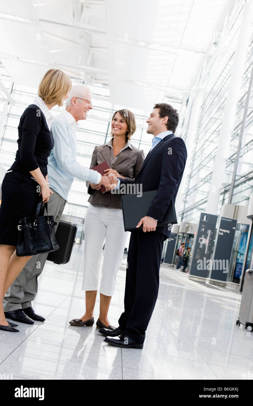 бизнесмены переговоры. бизнес этикет. бизнесмен идет. друзья открыли бизнес. нетворкинг люди.