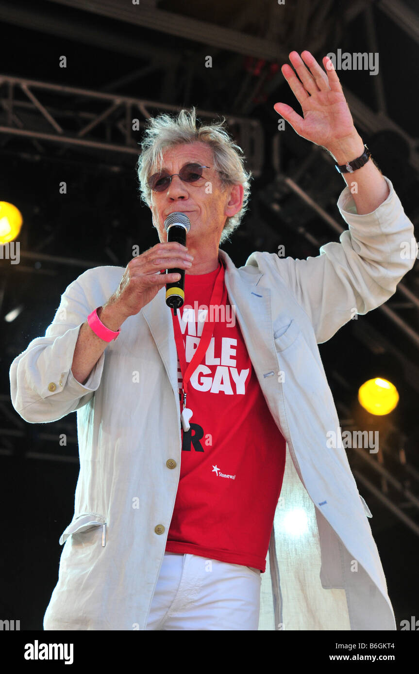 Sir Ian McKellen addresses the crowds at Gay Pride 2008 in London's Trafalgar Square Stock Photo