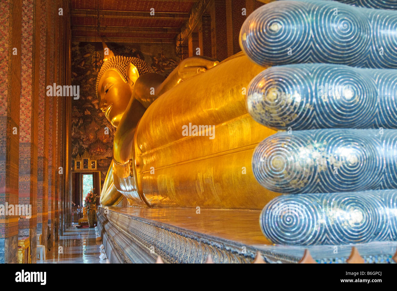reclining buddha wat pho bangkok thailand Stock Photo
