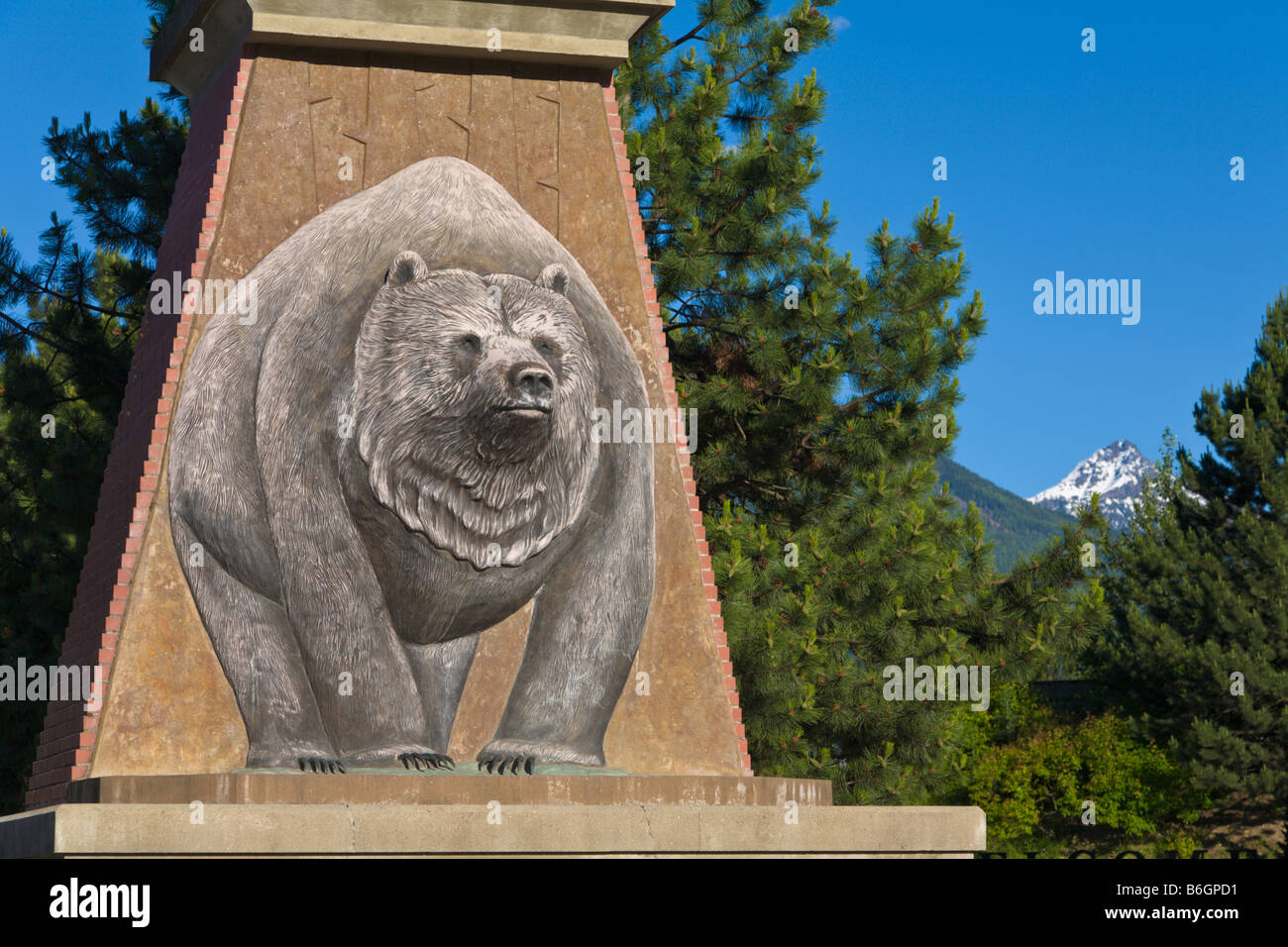 Carved wooden bear Entrance to city of Revelstoke 'British Columbia' Canada Stock Photo