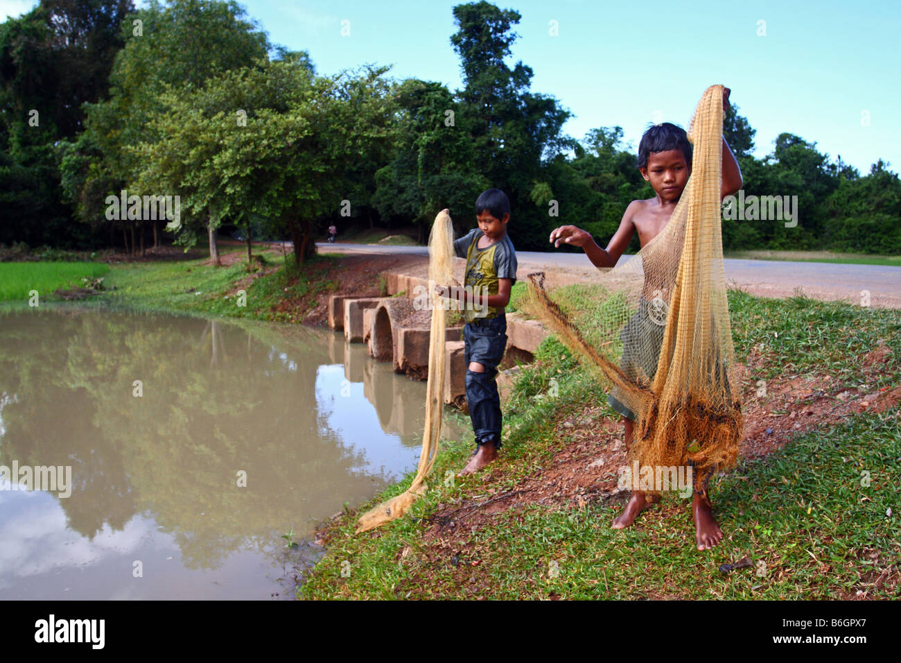 Casting net boy hi-res stock photography and images - Alamy