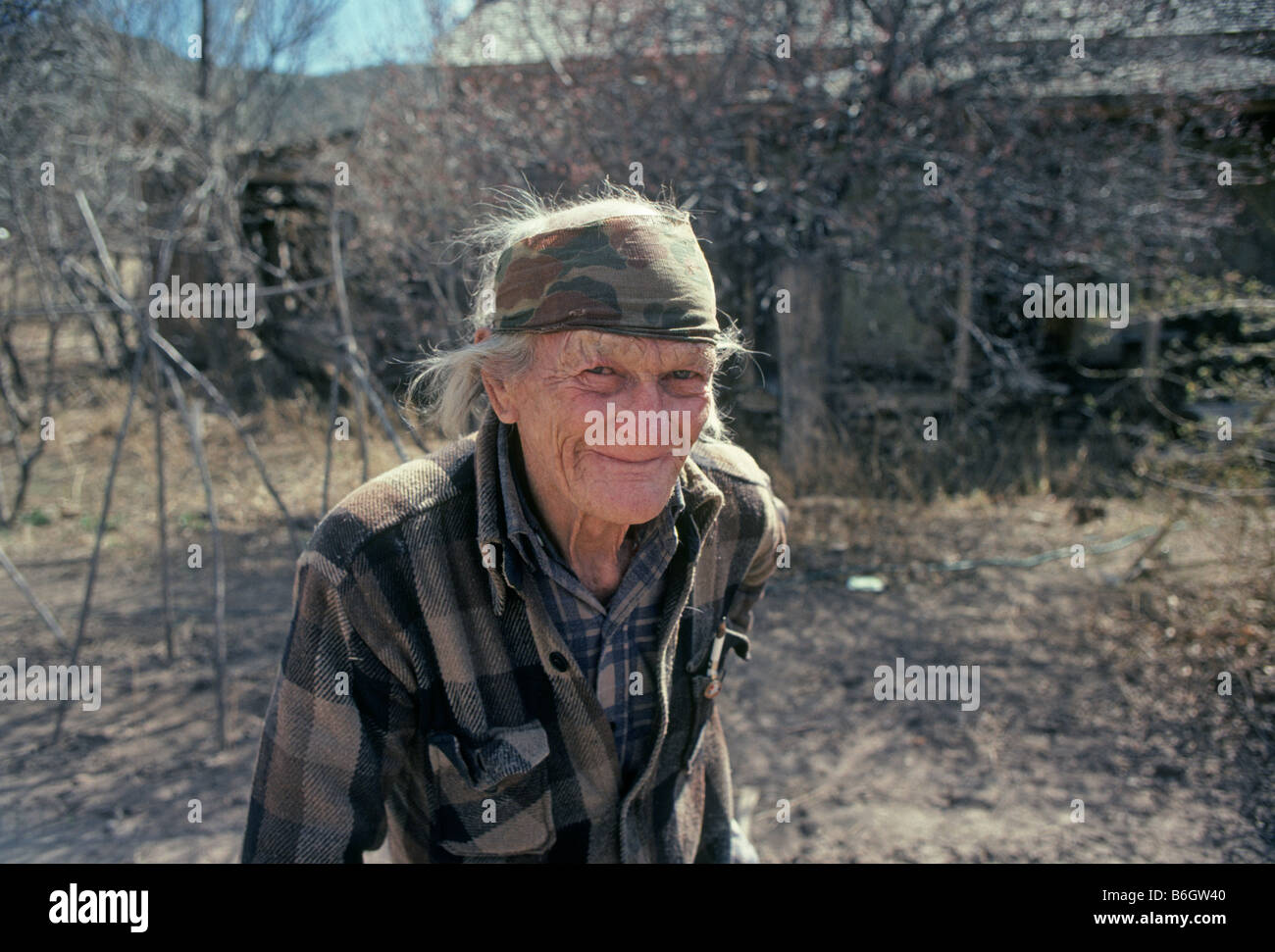 An 89 year old Mew Mexican Hispanic man wearing a head band in the town of Lincoln New Mexico former home of Billy The Kid Stock Photo