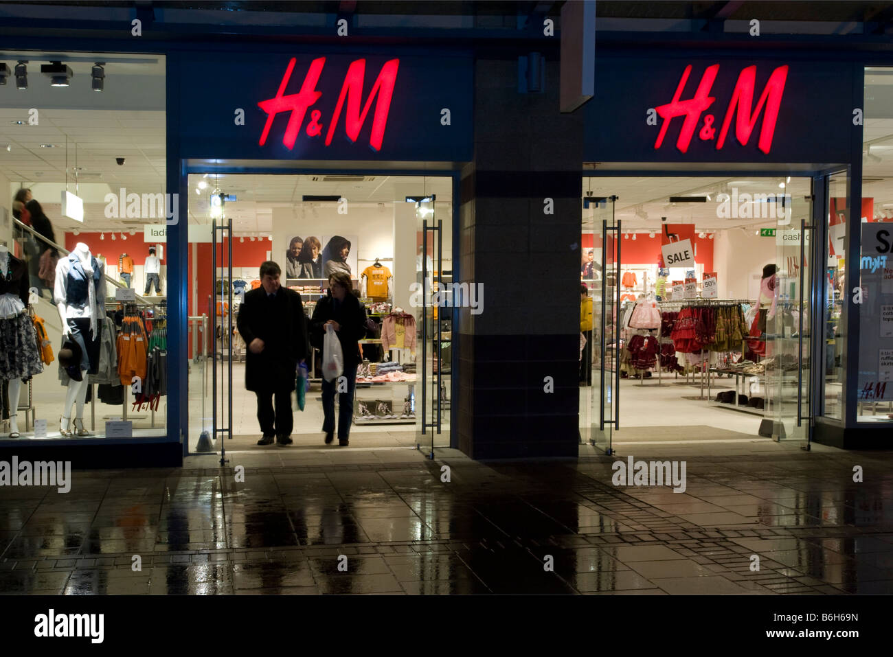 H&m logo shop hi-res stock photography and images - Page 2 - Alamy
