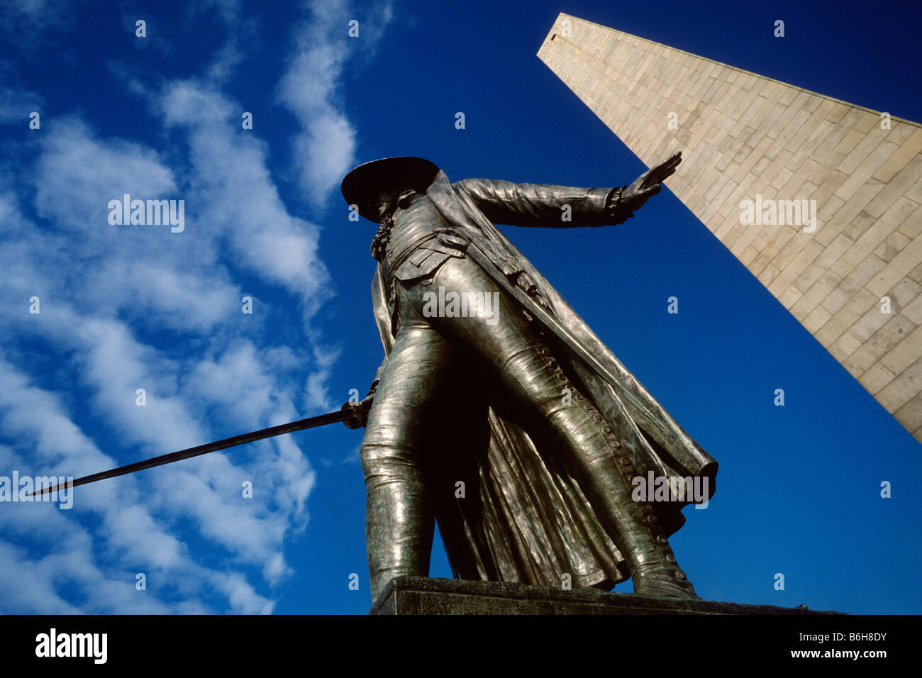 USA Boston Charlestown Statue of Colonel William Prescott and the obelisk of the Bunker Hill monument Stock Photo