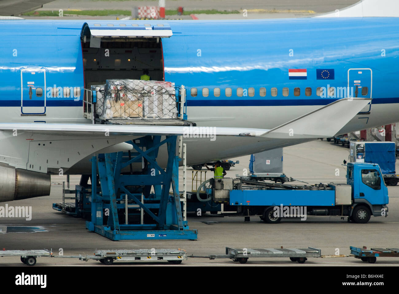 Cargo unloading hi-res stock photography and images - Alamy