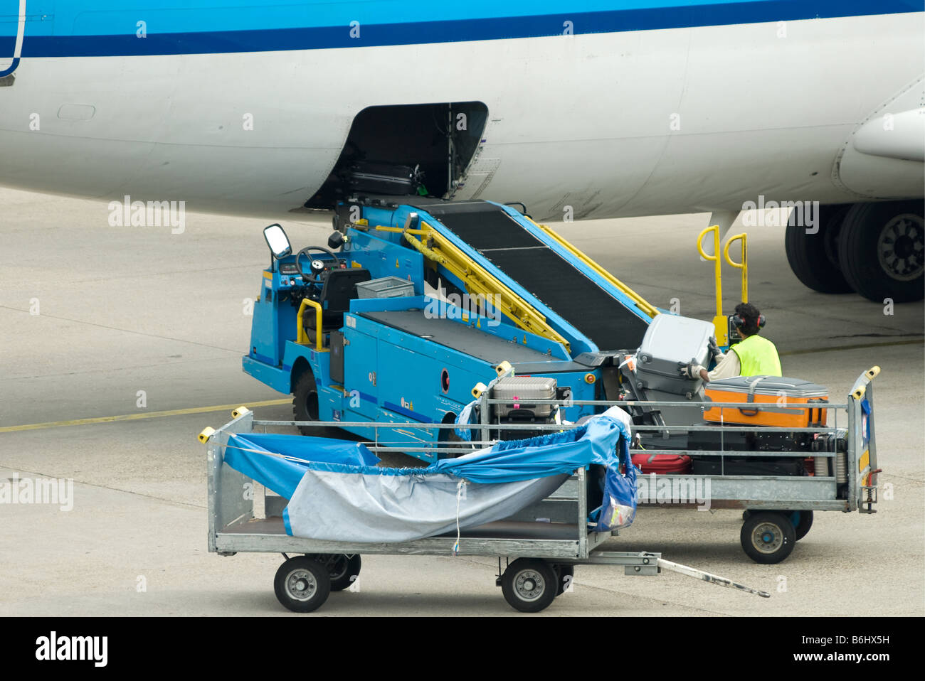 Luggage plane load hires stock photography and images Alamy
