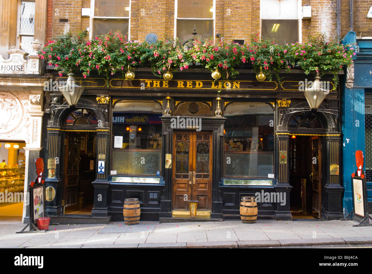 The red lion pub london hi-res stock photography and images - Alamy