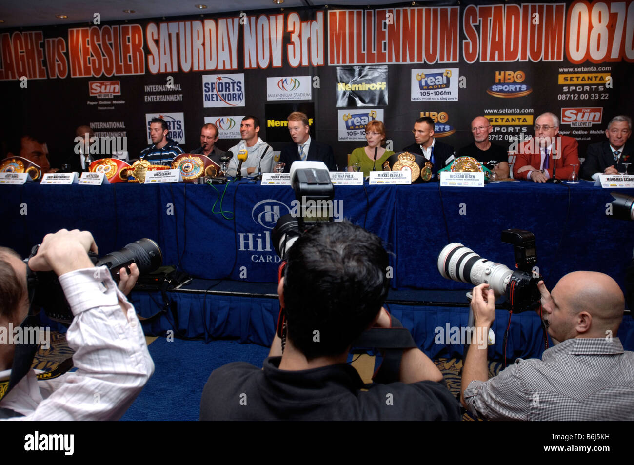 PRESS PHOTOGRAPHERS AT A PRESS CONFERENCE IN THE CARDIFF HILTON BEFORE THE MATCH BETWEEN JOE CALZAGHE AND MIKEL KESSLER UK 2007 Stock Photo
