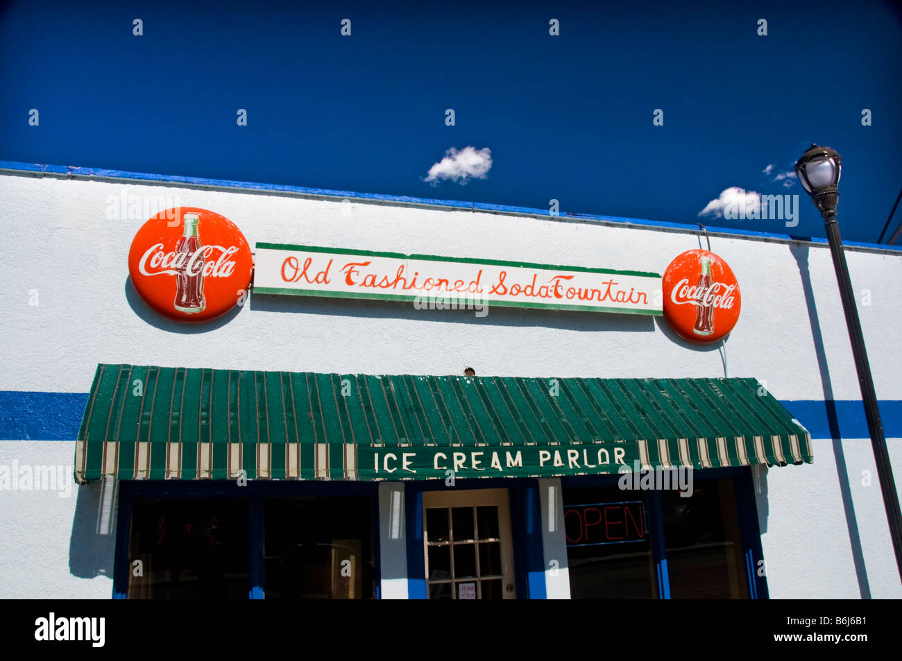 Exterior of old fashioned ice cream store in Colorado Stock Photo Alamy
