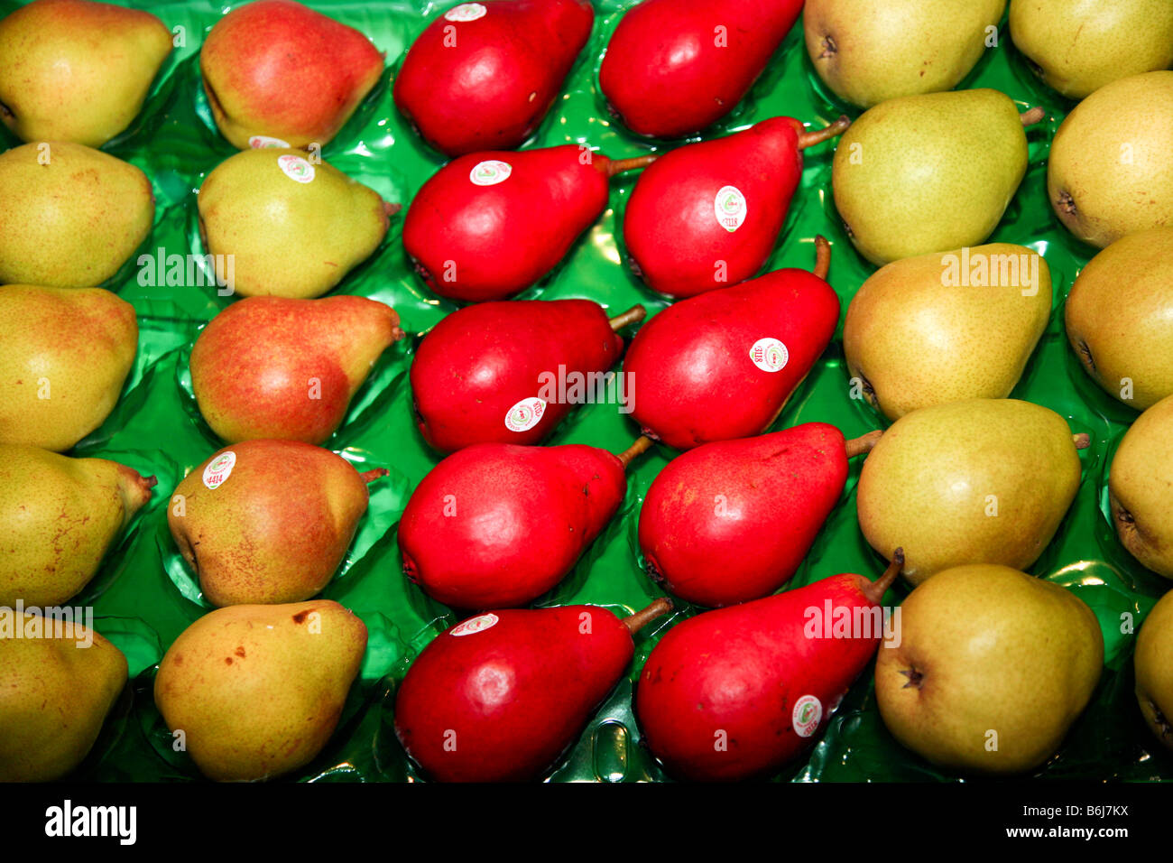 Pears on display at farmers fruit stand Stock Photo Alamy
