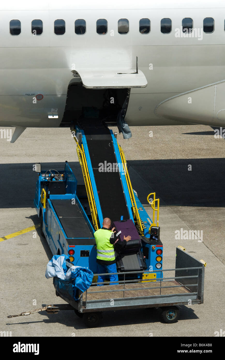 Luggage plane load hires stock photography and images Alamy