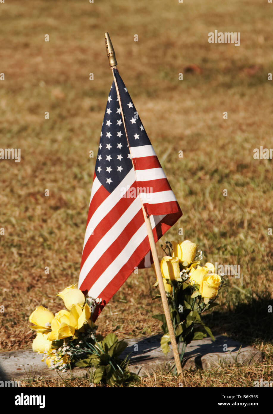 An American flag on an old grave Stock Photo - Alamy