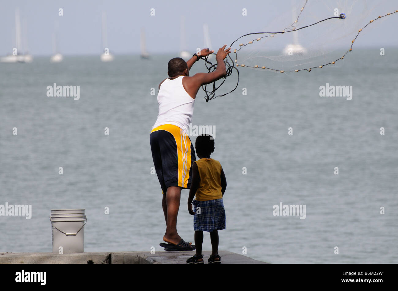 SI-Fumamato'o-men-haul-in-fishing-net-Photo WorldFish:Bira'au