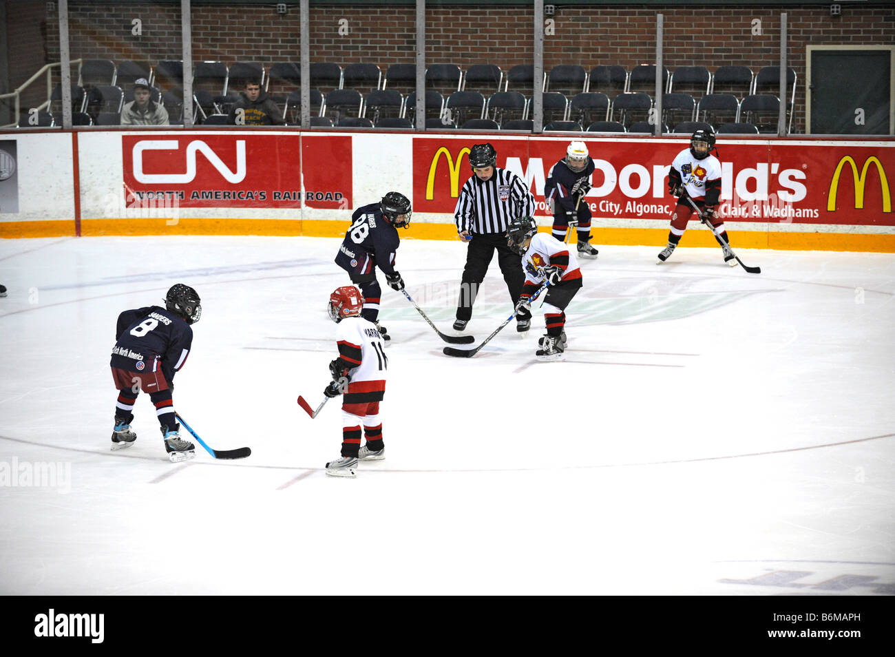 7 year old boys and girls play ice hockey Stock Photo