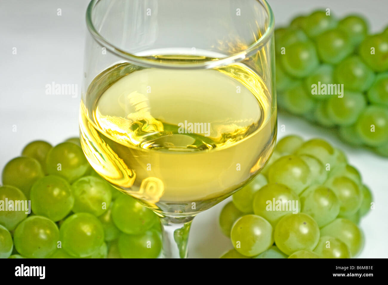 White wine and white grapes Stock Photo Alamy