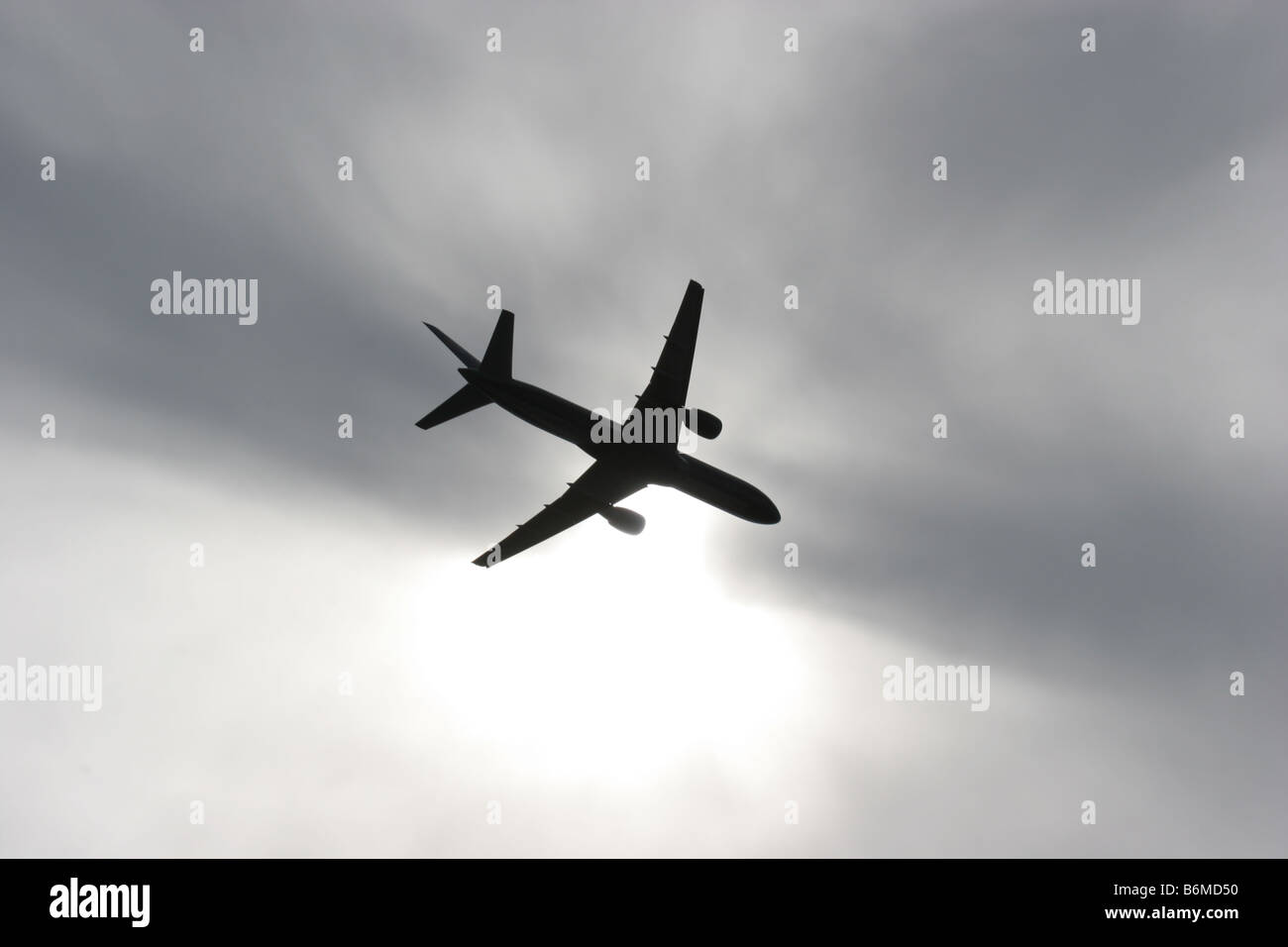 Airliner flies overhead hi-res stock photography and images - Alamy