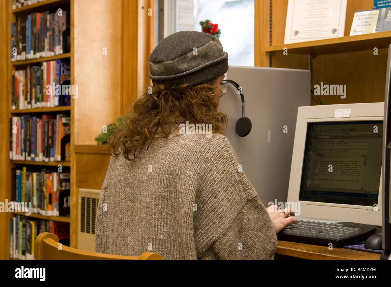 Library computer internet hi-res stock photography and images - Alamy