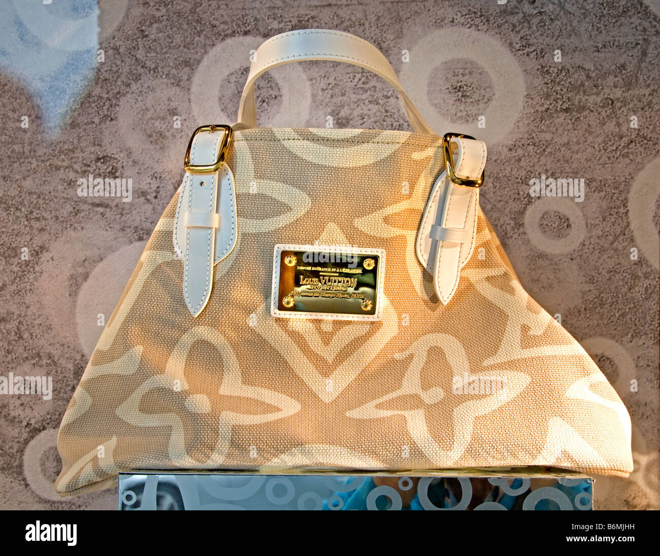 Louis vuitton neverfull hi-res stock photography and images - Alamy