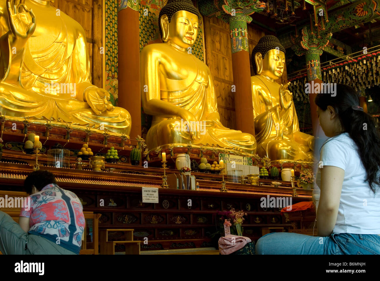 Buddhist worshippers at Jogyesa temple, Seoul, South Korea Stock Photo