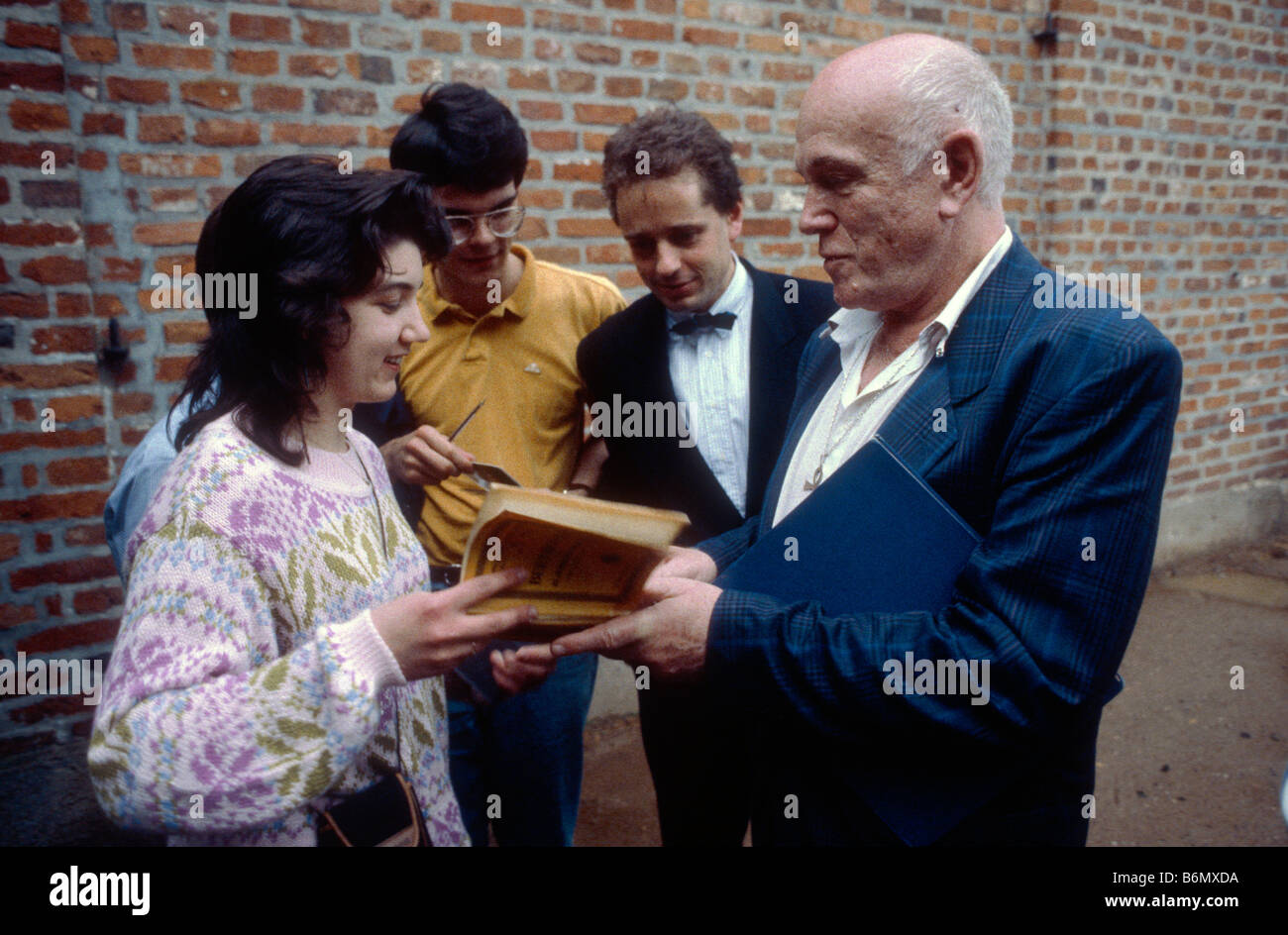 Russian pianist Svatoslav Richter sign autographs to fans of the Youth Orchestra in Salzau Stock Photo