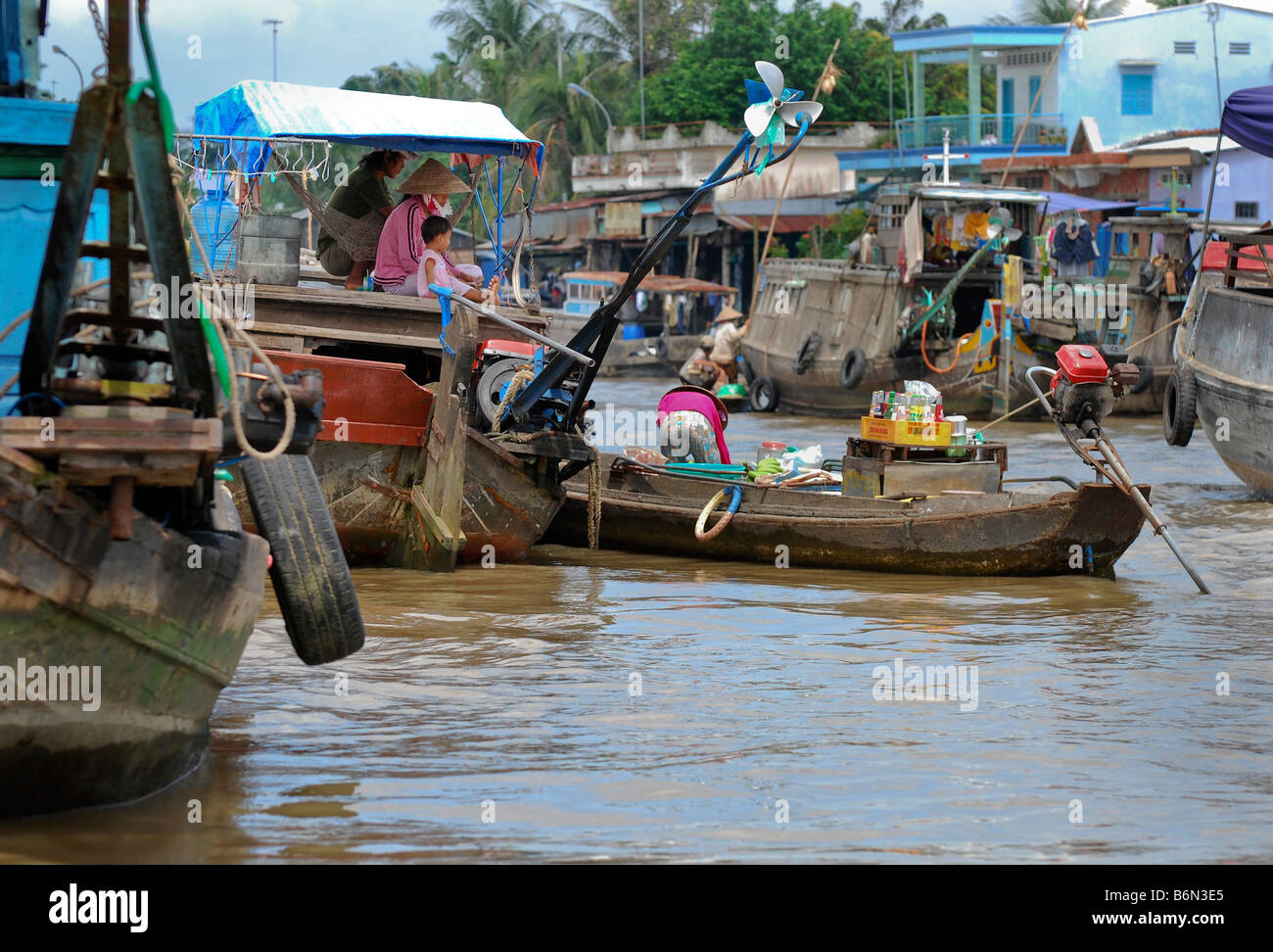 Market traders and customers, Cai Be floating market, Mekong Delta Vinh Long province, Vietnam Stock Photo
