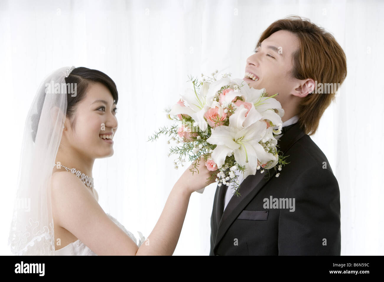 Side portrait newlywed couple hi-res stock photography and images - Alamy