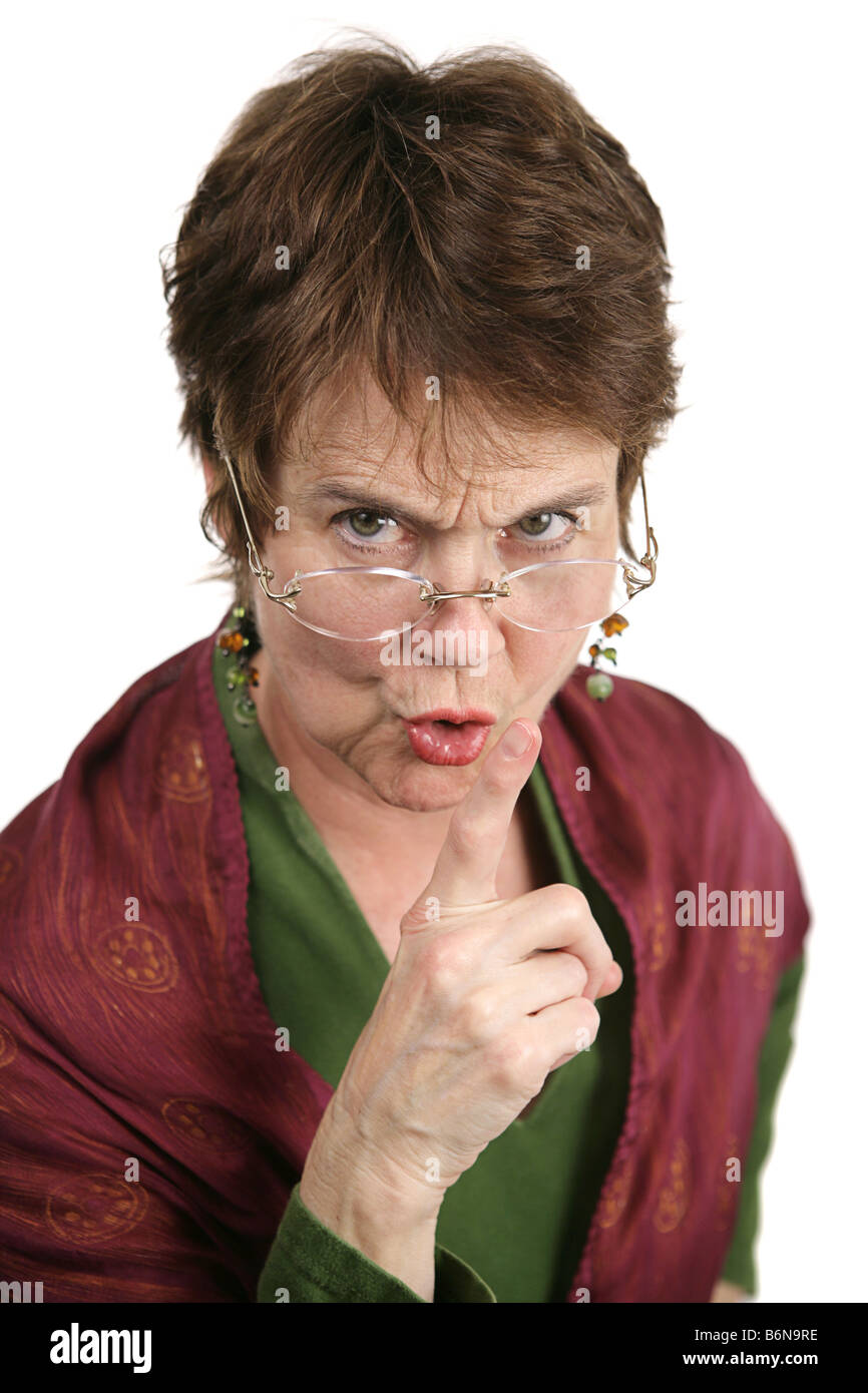 Потные подмышки. Закрывает нос. Женщина эмоции. Неприятная женщина. Неприятная женщина.