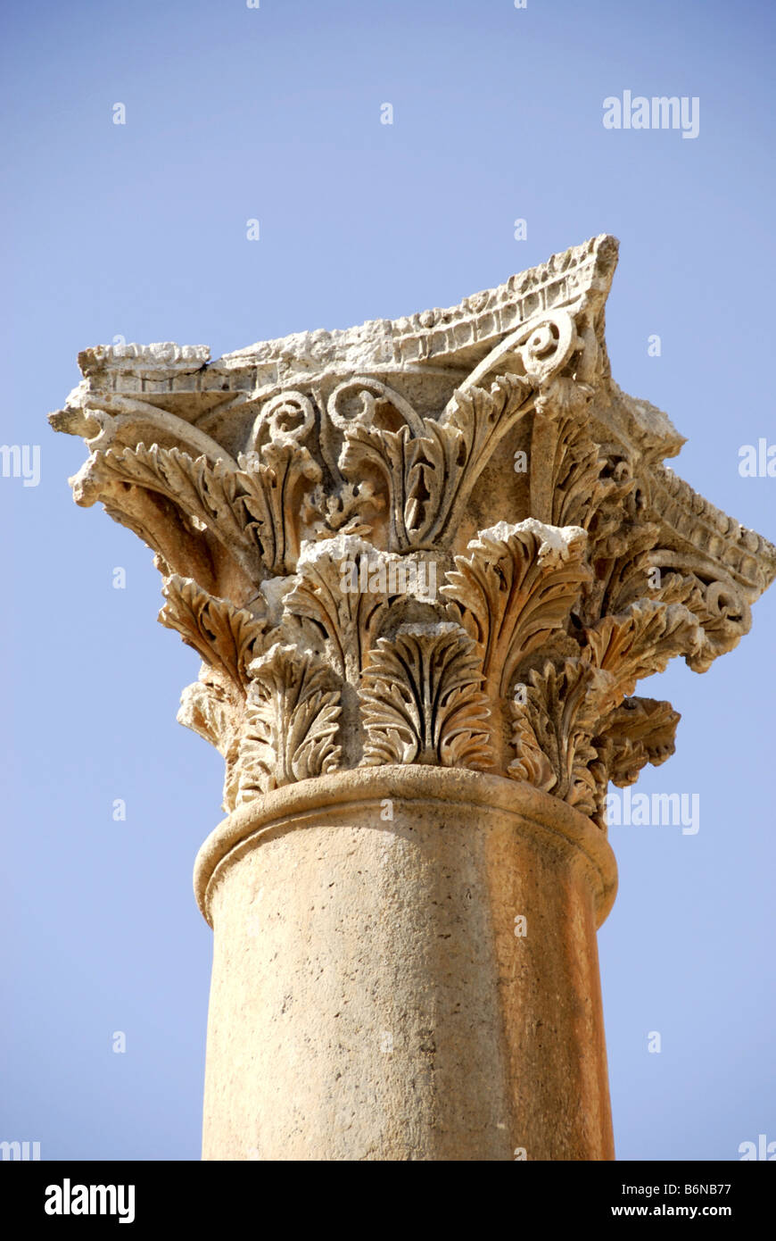 Corinthian column in ancient Roman Decapolis city of Jerash, Jordan Stock Photo